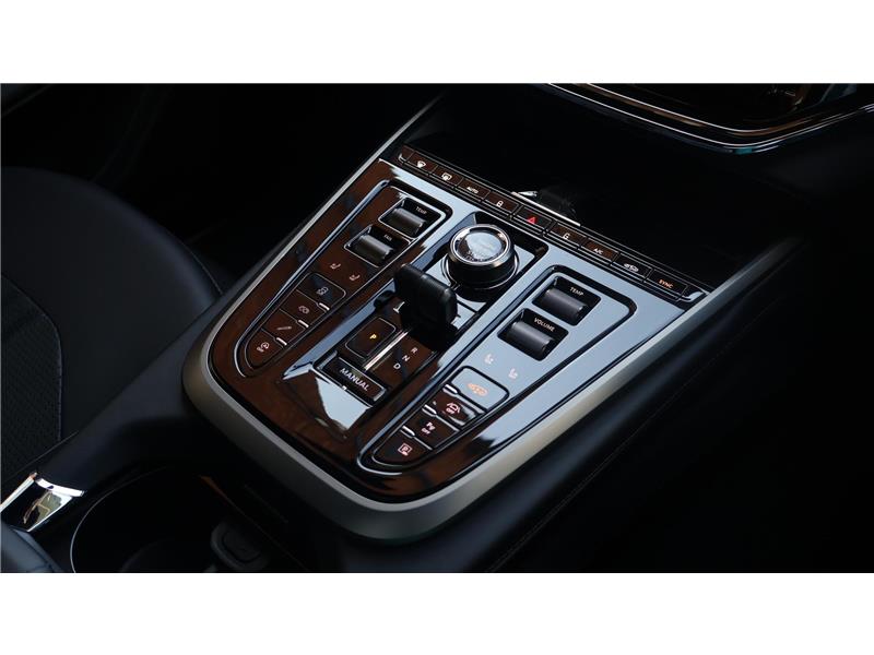 2025 Aston Martin DBX  