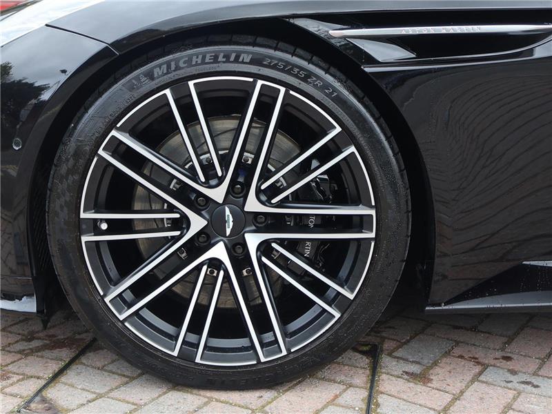 2025 Aston Martin DB12 4.0 V8 STD