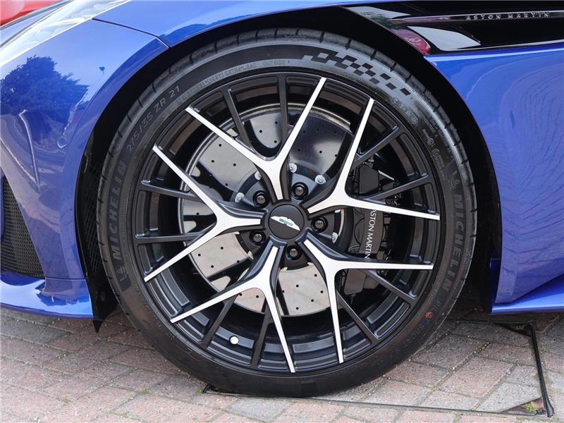 2025 Aston Martin DB12 4.0 V8