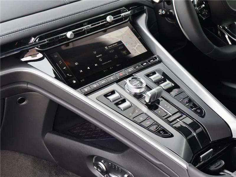 2025 Aston Martin DB12 4.0 V8