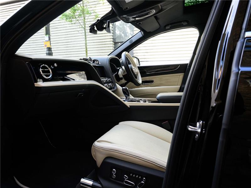 2023 Bentley Bentayga 4.0 V8 Azure EWB LWB