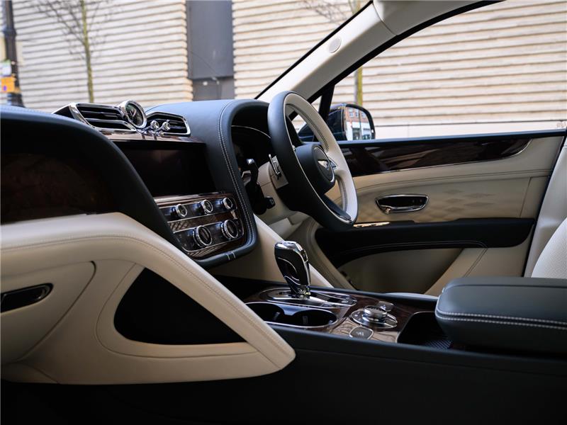 2026 Bentley Bentayga 4.0 V8 Azure EWB LWB
