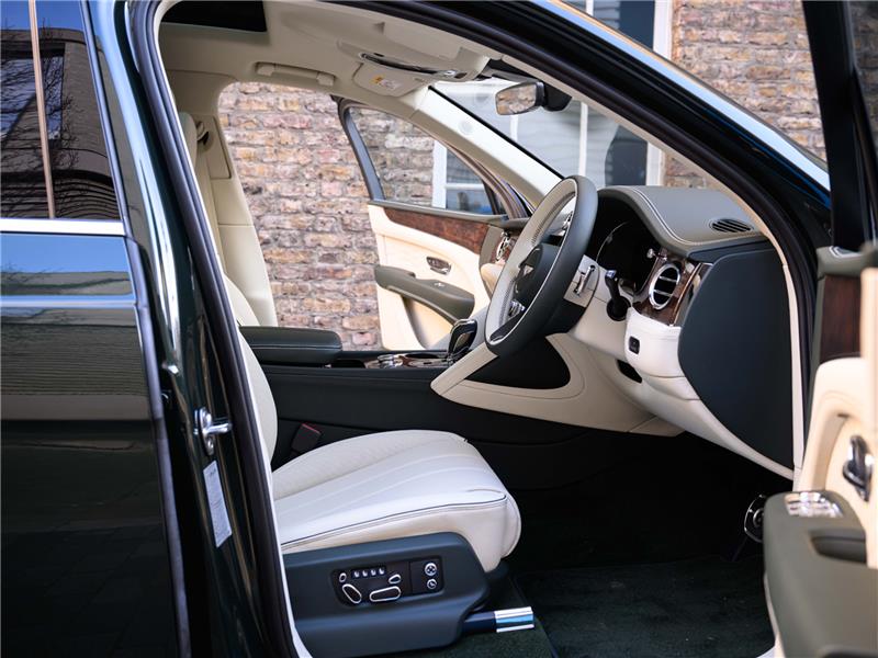 2026 Bentley Bentayga 4.0 V8 Azure EWB LWB