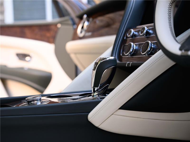 2026 Bentley Bentayga 4.0 V8 Azure EWB LWB