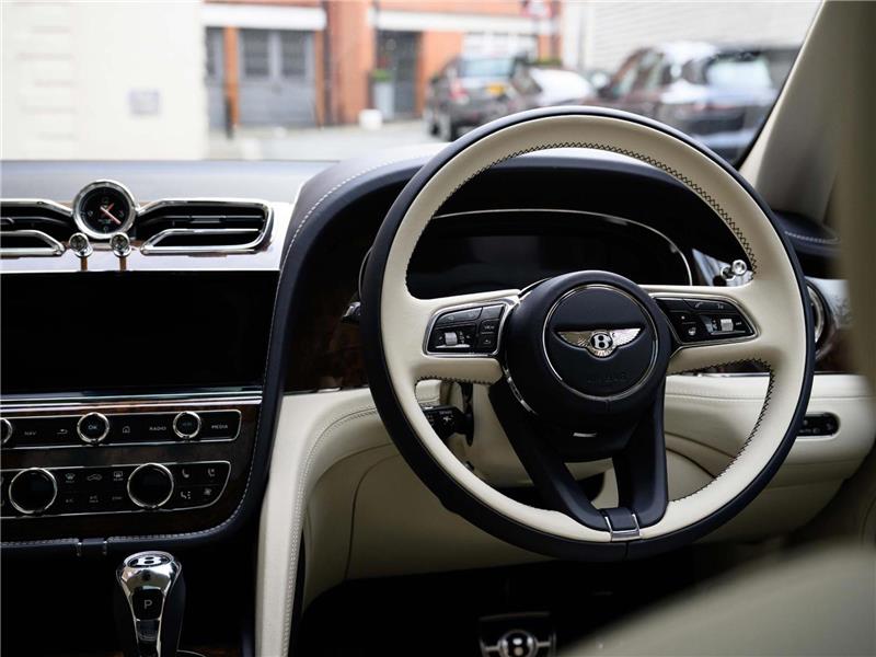 2025 Bentley Bentayga 4.0 V8 Azure EWB