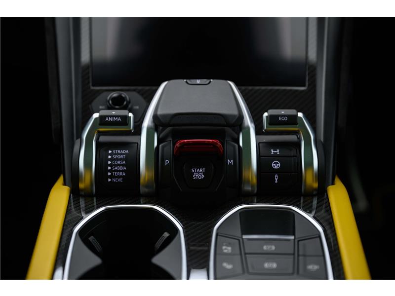 2022 Lamborghini Urus PEARL CAPSULE