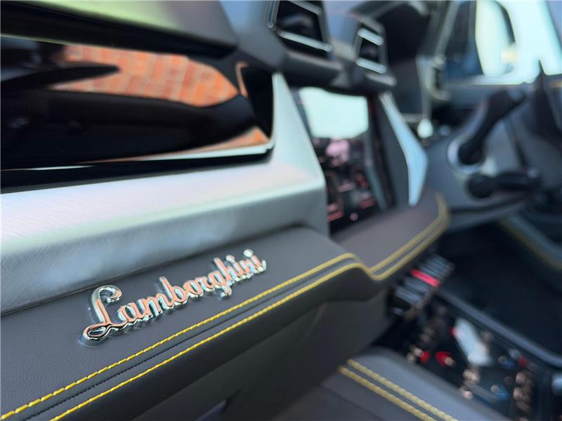 2025 Lamborghini Urus SE