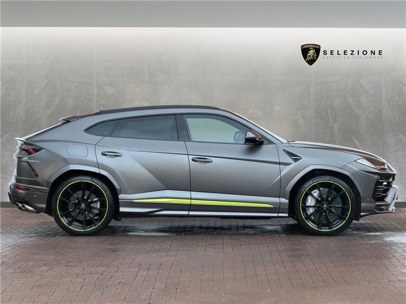 2022 Lamborghini Urus Graphite Capsule