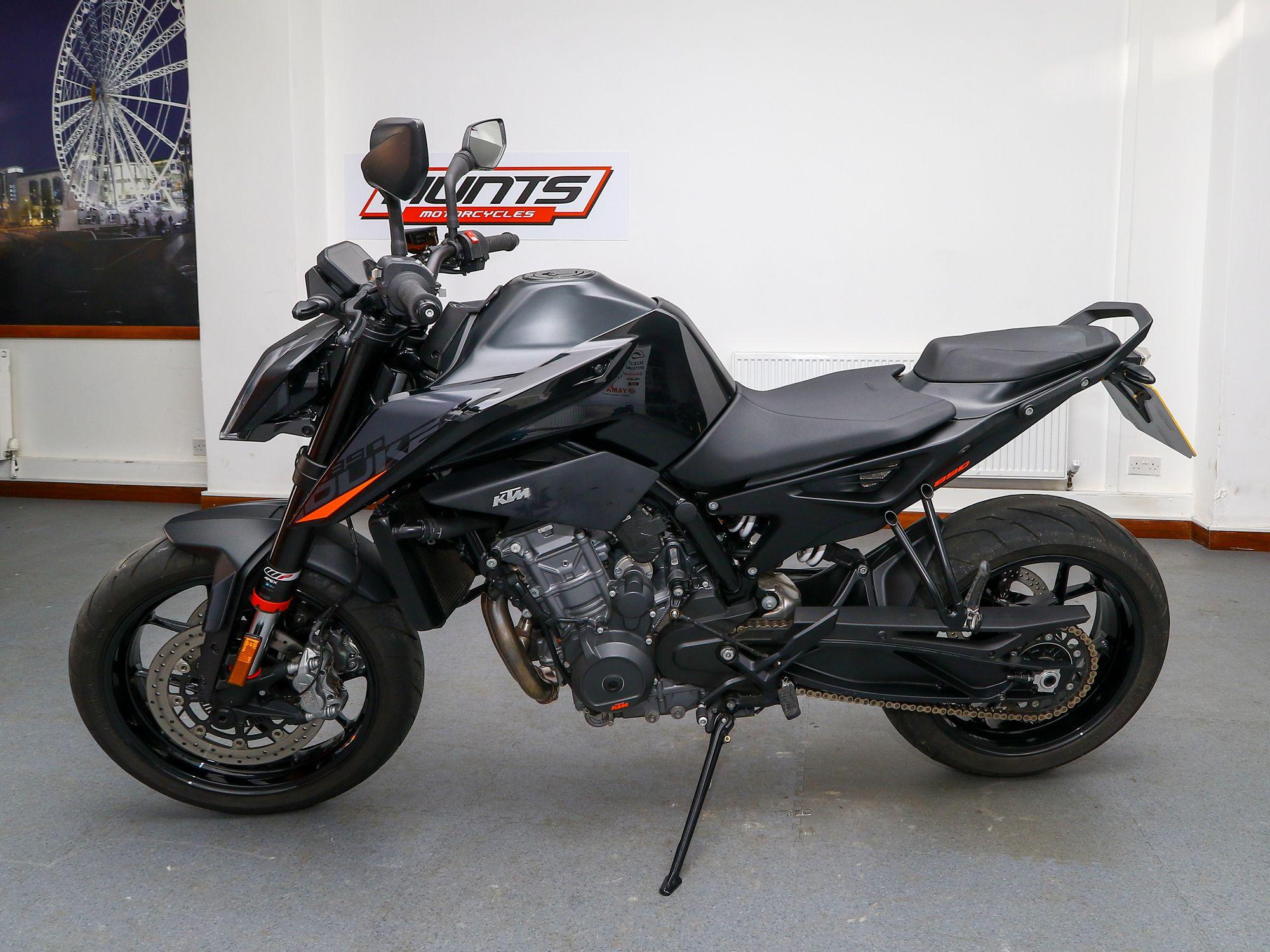 2022 KTM 890 Duke