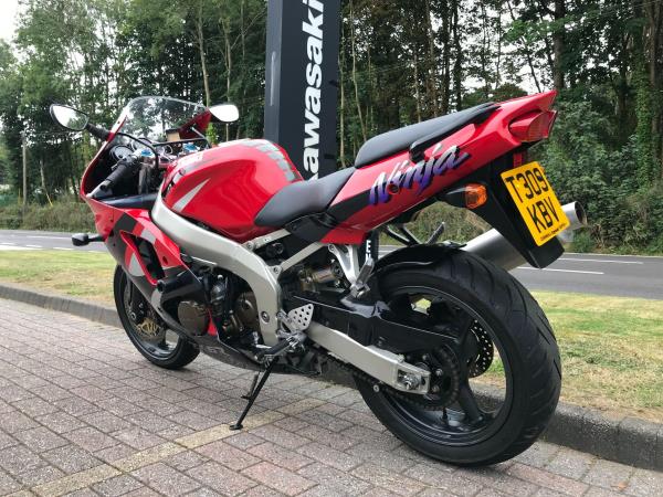画像赤 1999 Kawasaki ZX-6 – Iconic Motorbike Auctions