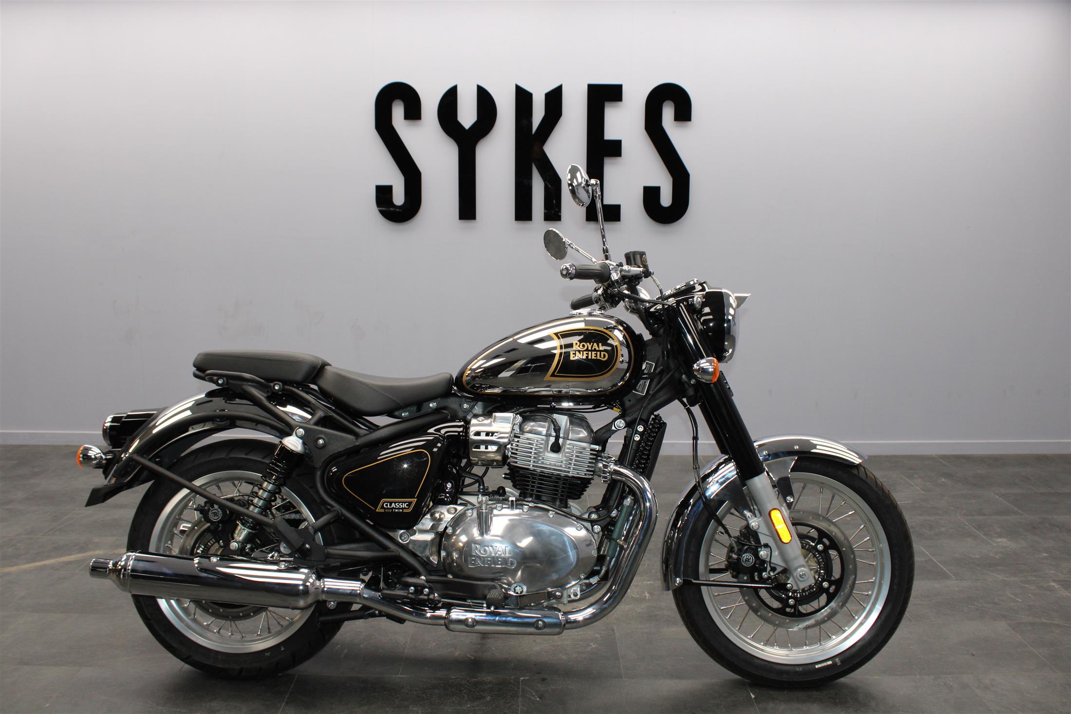 NEW 2025 Royal Enfield Classic 650 in Black/Chrome