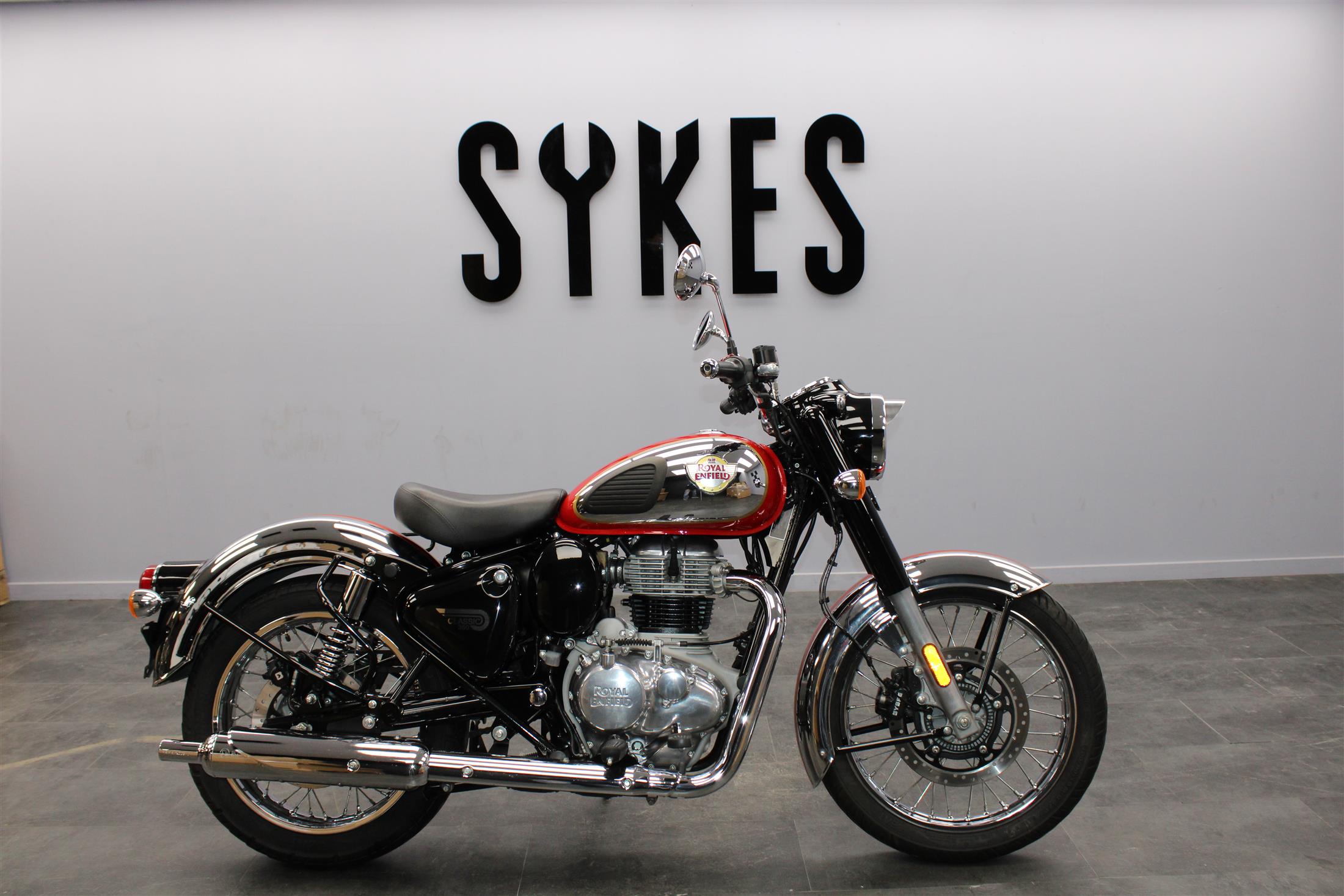 Royal Enfield Classic 350 – Chrome / Red