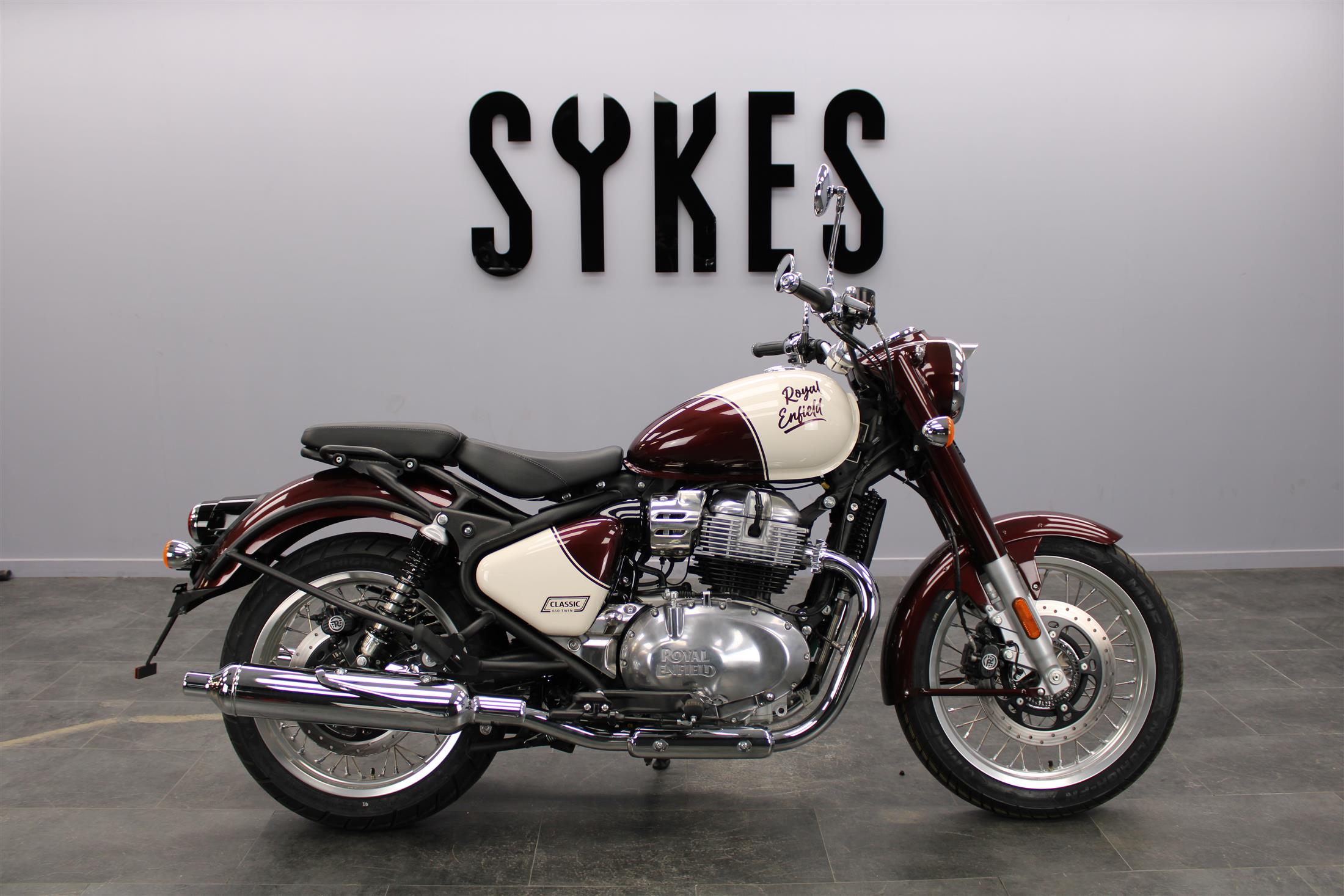 Ex Demo Classic 650 – Vallam Red – 190 Miles