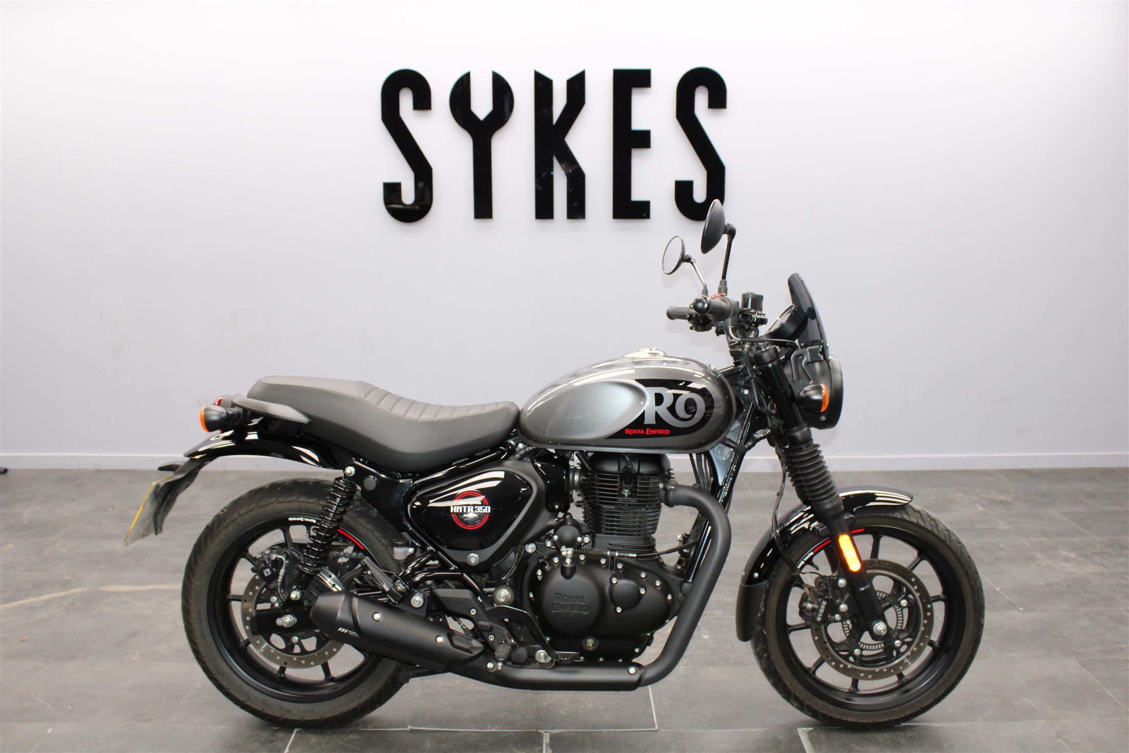 Hunter 350 in Dapper Grey