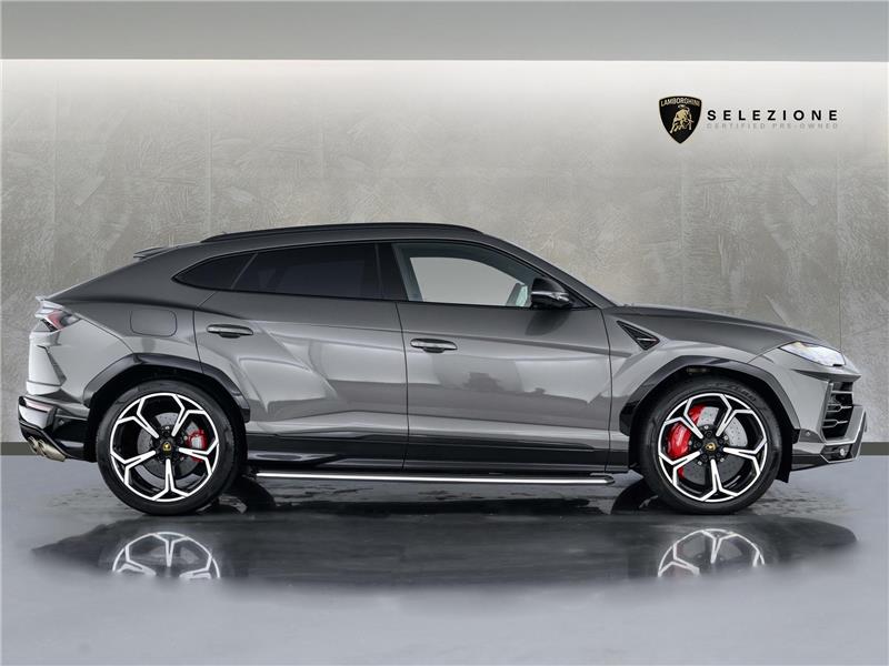 2022 Lamborghini Urus V8
