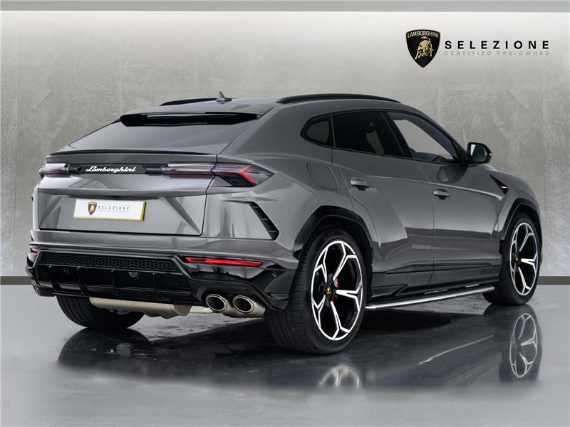 2022 Lamborghini Urus V8