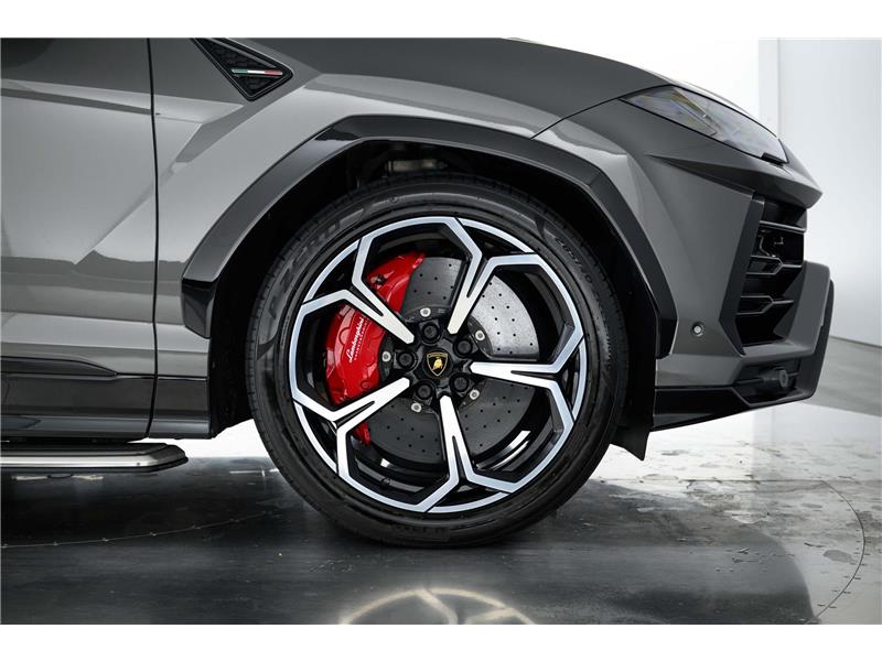 2022 Lamborghini Urus V8