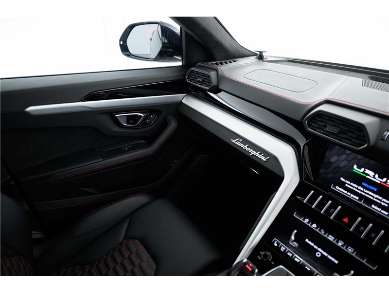 2022 Lamborghini Urus V8