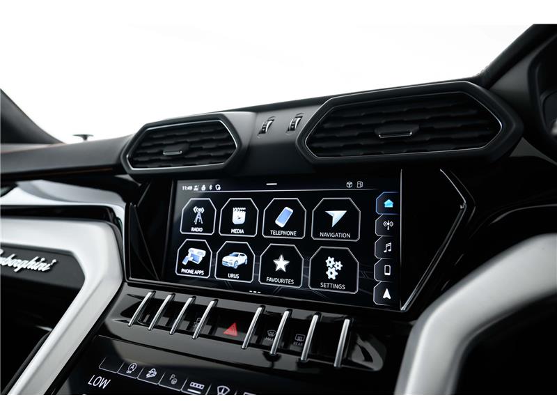 2022 Lamborghini Urus V8