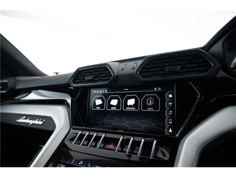 2022 Lamborghini Urus V8