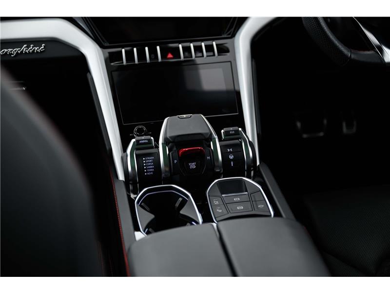 2022 Lamborghini Urus V8