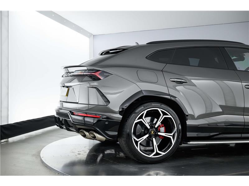 2022 Lamborghini Urus V8