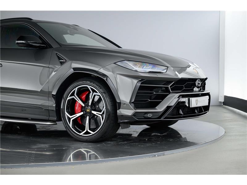 2022 Lamborghini Urus V8