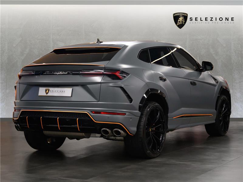 2022 Lamborghini Urus V8