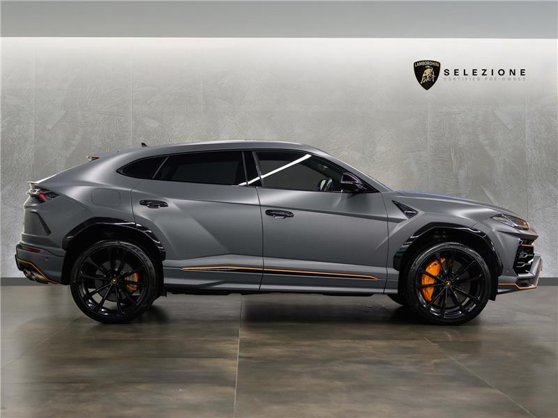 2022 Lamborghini Urus V8