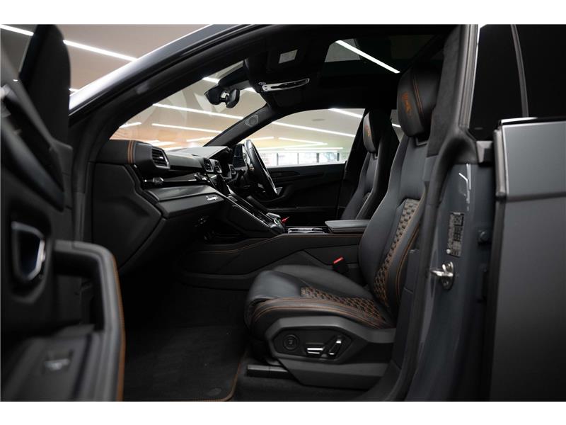 2022 Lamborghini Urus V8