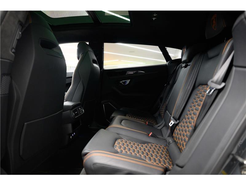 2022 Lamborghini Urus V8