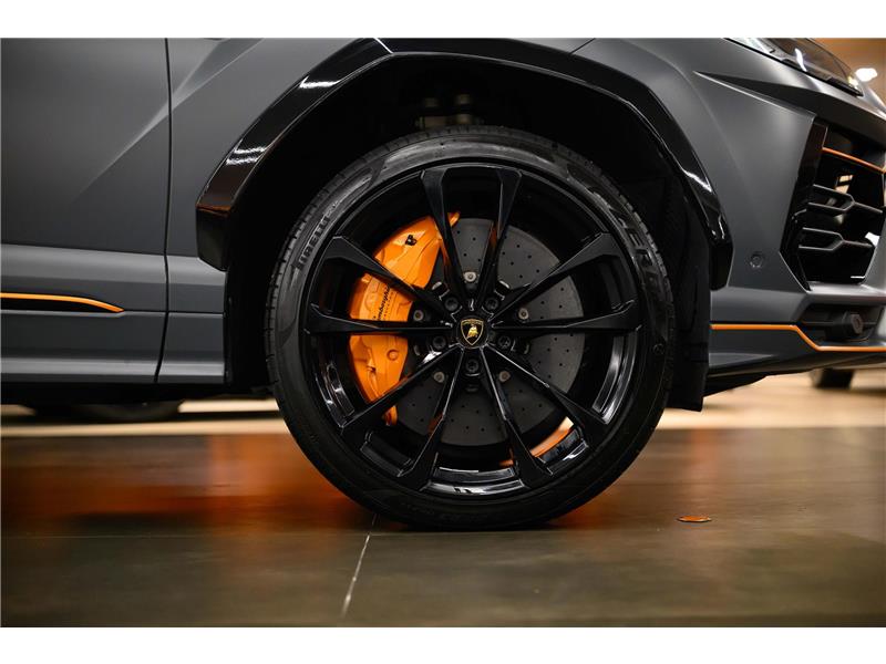 2022 Lamborghini Urus V8