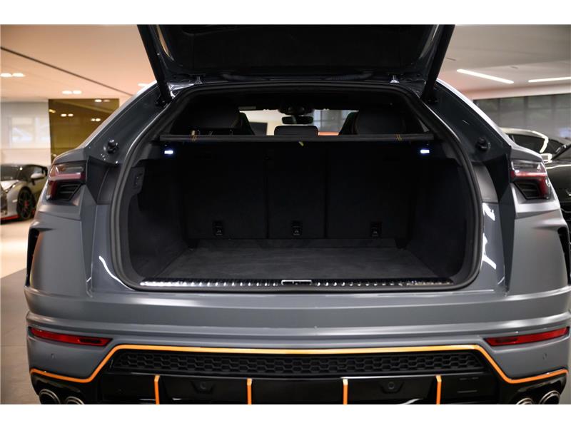 2022 Lamborghini Urus V8