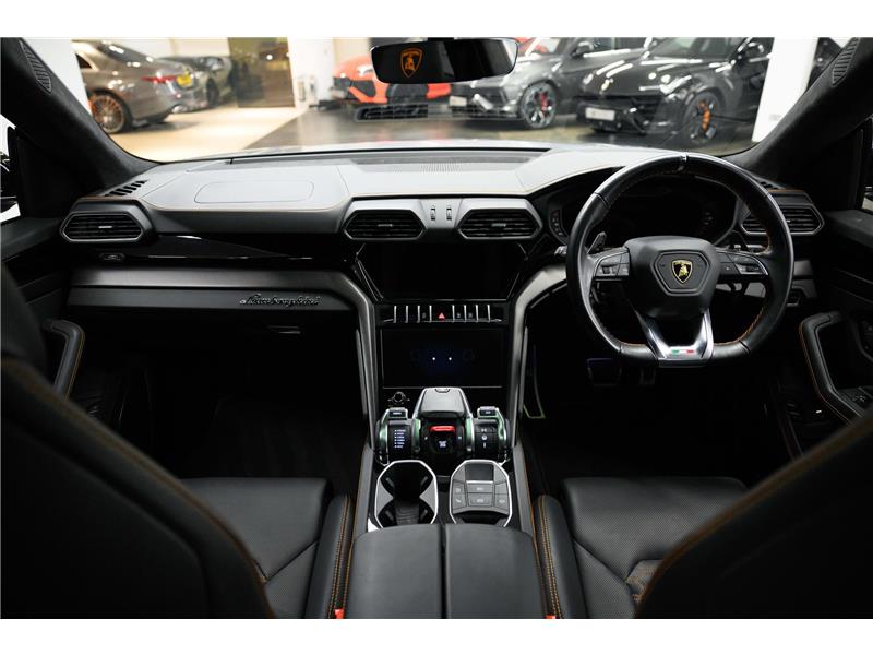 2022 Lamborghini Urus V8