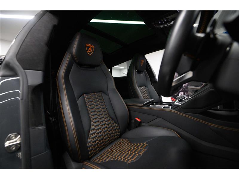 2022 Lamborghini Urus V8