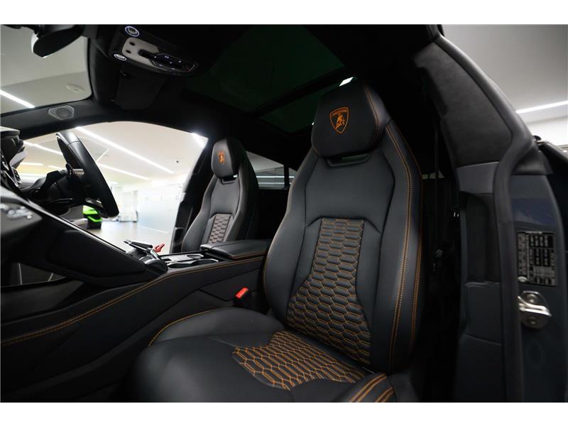 2022 Lamborghini Urus V8