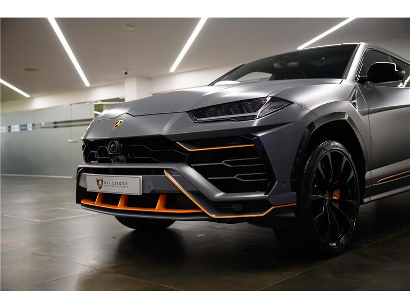 2022 Lamborghini Urus V8