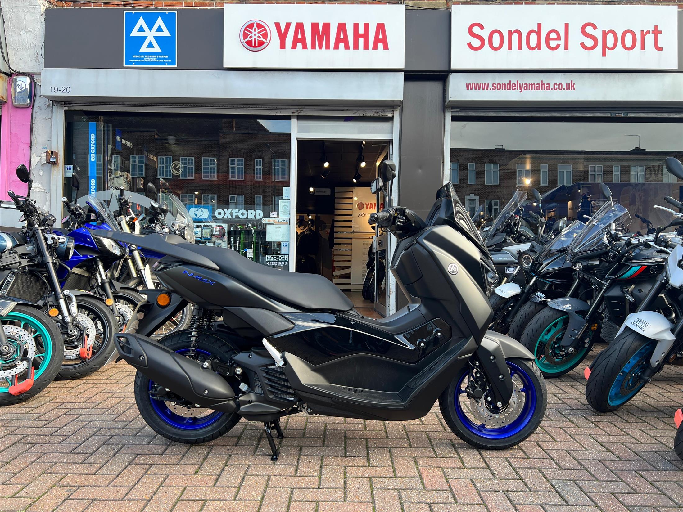 Yamaha NMAX – Topbox rack included!