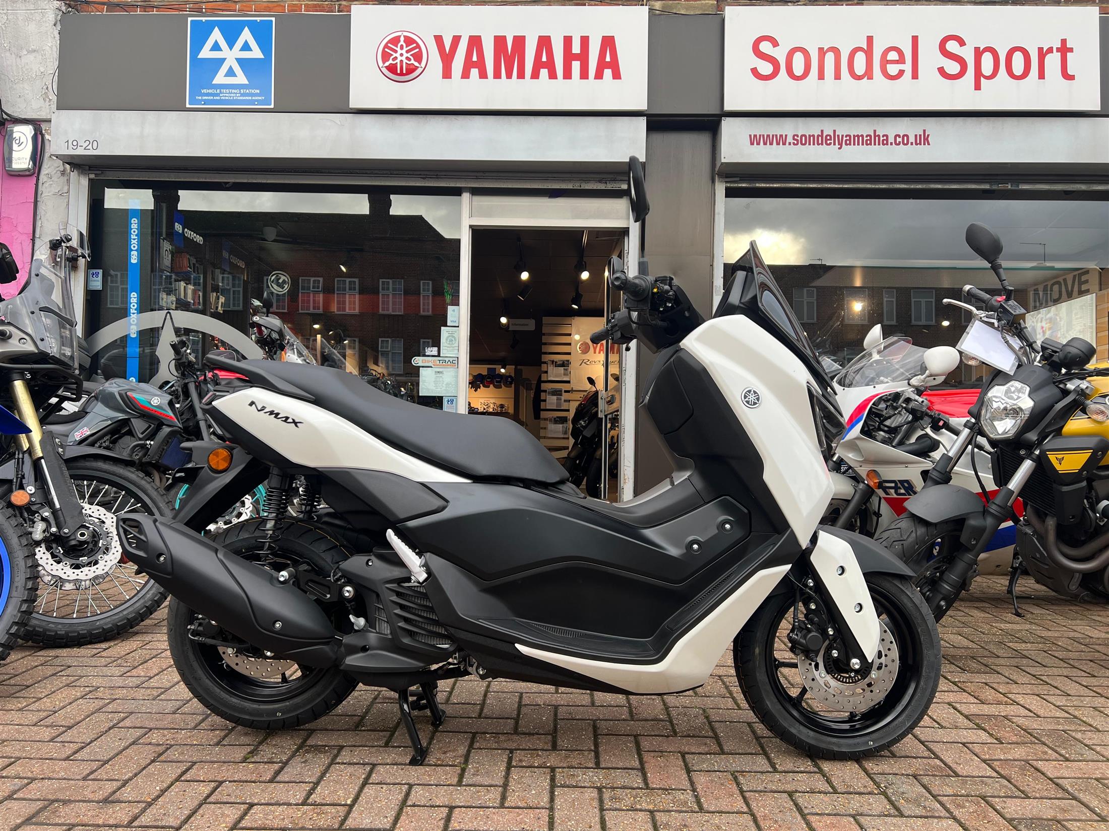 YAMAHA NMAX – Topbox rack included!