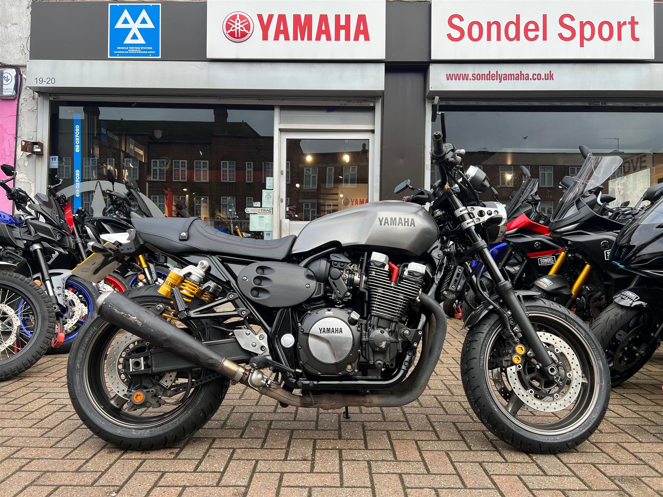 YAMAHA XJR1300