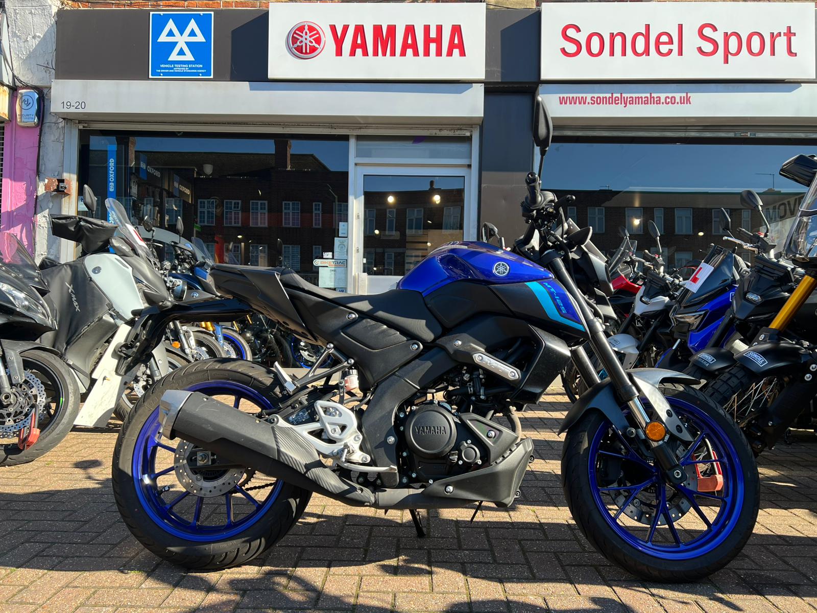 YAMAHA MT125