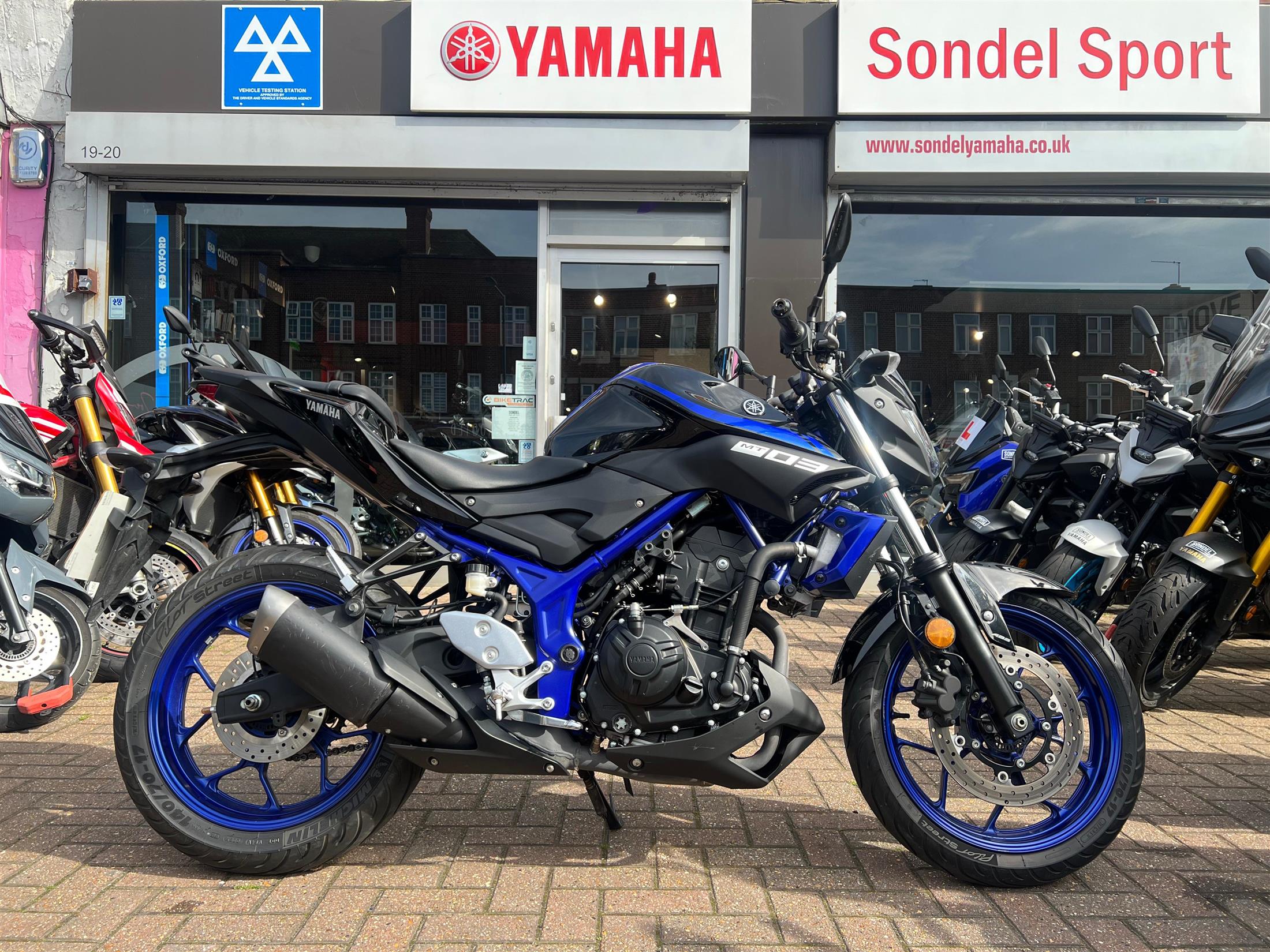 YAMAHA MT03