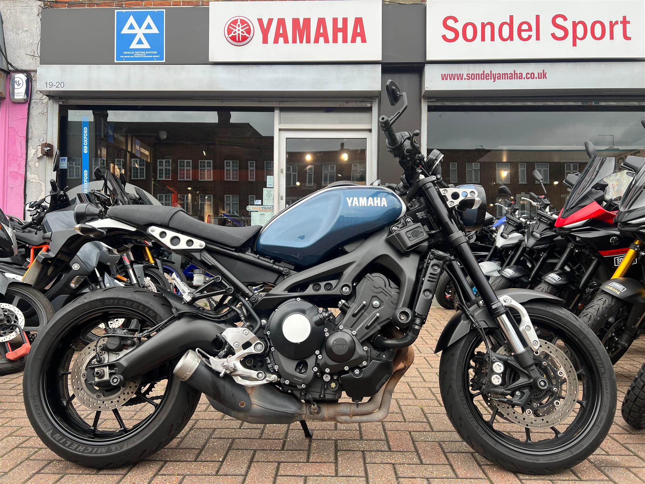 YAMAHA XSR900 YAMAHA XSR900