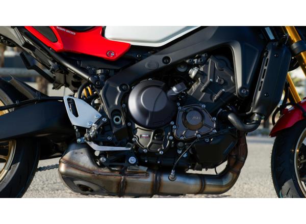 Lightweight Deltabox-style chassis, long swingarm