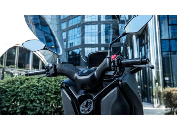 Adjustable screen and handlebars