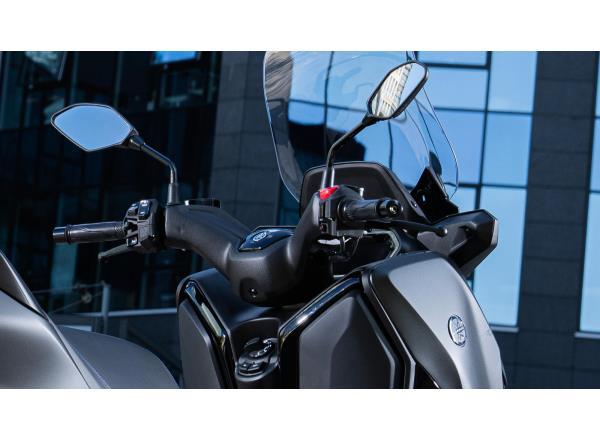 Adjustable screen and handlebars