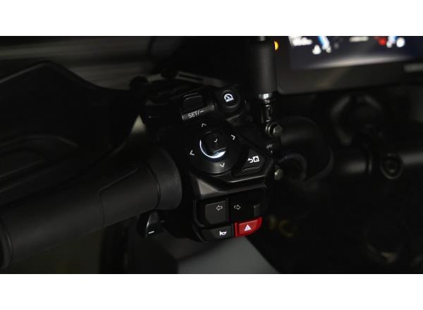Premium backlit switchgear* (on Y-AMT model)
