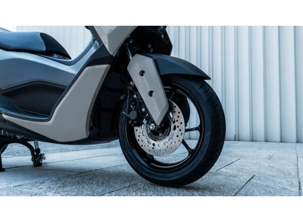 13-inch wheels, disc brakes with ABS