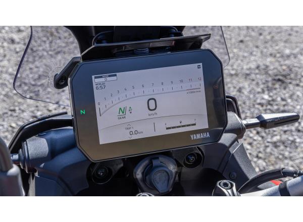 7“ TFT dashboard with USB-C and integrated storage
