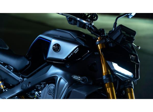 R1M inspired colours and premium finish